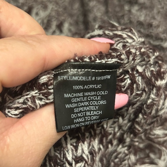 INC one size burgundy poncho turtle neck styled, button shoulder accents, fringe - Picture 7 of 7